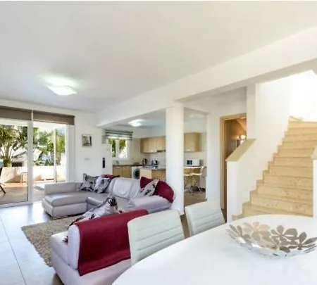 One Bedroom Four Season Gazde/Camere de închiriat
